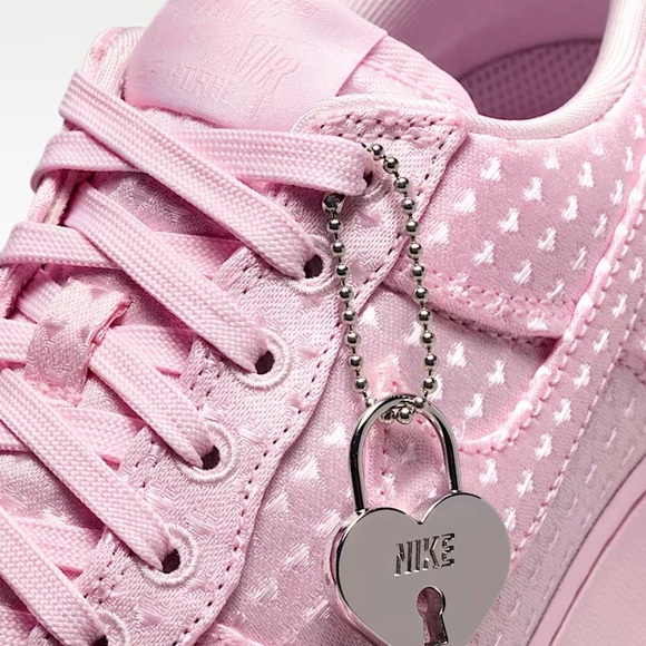 New Authentic Nike Air Force 1'07 Low Valentine's Day Heart Women Size 7
Pink - Picture 5 of 7